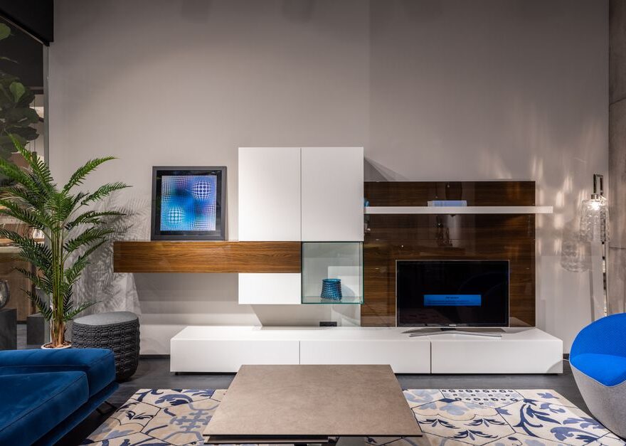 Een stijlvolle woonkamer met een modern tv meubel en decoratieve accessoires.