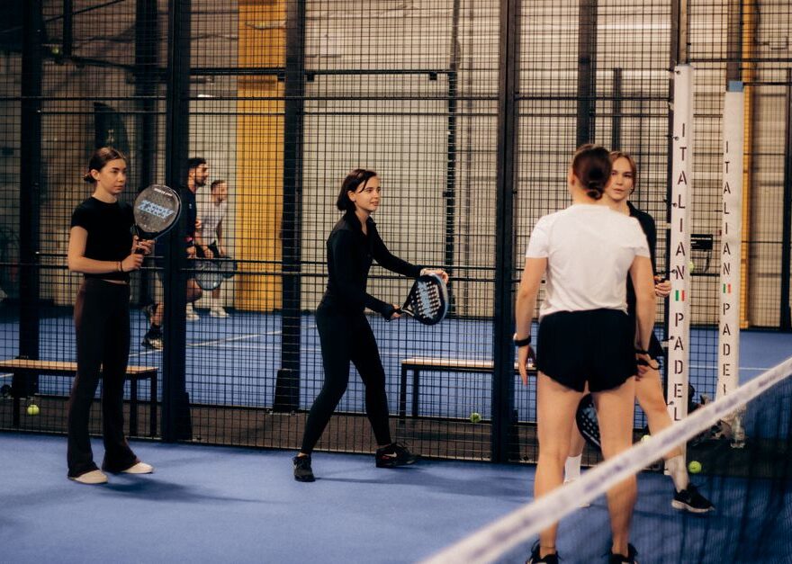 Een assortiment controle padelrackets in verschillende kleuren en maten voor spelers van alle niveaus.